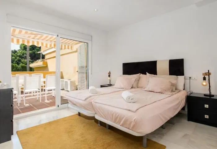 3bedr Ap - 1min Walk To The - Park Elviria -