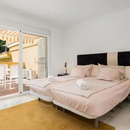 3bedr Ap - 1min Walk To The - Park Elviria -