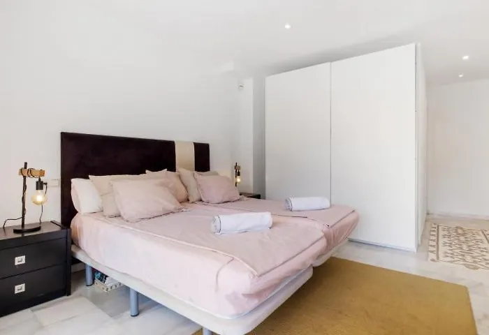 3bedr Ap - 1min Walk To The - Park Elviria - Apartament *