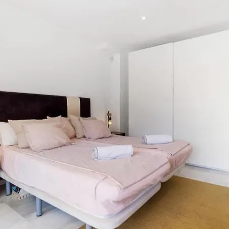 3bedr Ap - 1min Walk To The - Park Elviria - Apartment *